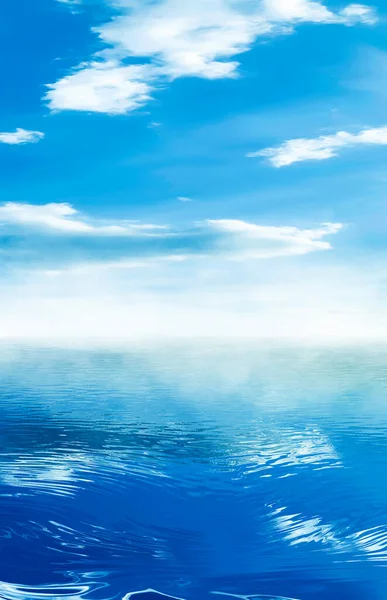 Летний Пейзаж Голубое Море Размытое Небо Пушистыми Облаками Яркий Закат — стоковое фото