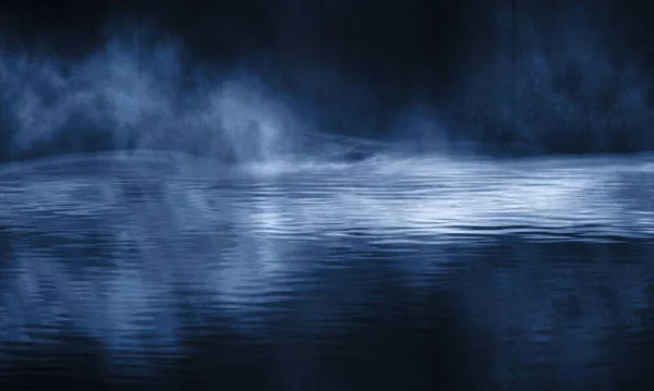 Тёмная Пустая Сцена Голубой Неоновый Прожектор Мокрый Асфальт Дым Ночной — стоковое фото
