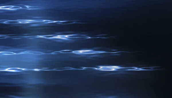 Nattscen Med Reflektion Neonljus Vattnet Flytande Pölar Översvämningar Strålar Och — Stockfoto