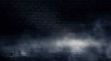Karanlık sokak, oda, ıslak asfalt, su birikintileri, neon ışığı. Sudaki neon ışığın yansıması. Dramatik şehrin gece manzarası, duman, sis, sis, gölge. Gecenin neon ışıkları..
