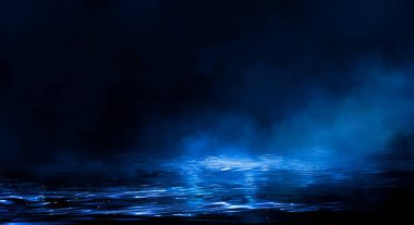 Karanlık sokak, oda, ıslak asfalt, su birikintileri, neon ışığı. Sudaki neon ışığın yansıması. Dramatik şehrin gece manzarası, duman, sis, sis, gölge. Gecenin neon ışıkları..