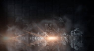 Karanlık sokak, oda, ıslak asfalt, su birikintileri, neon ışığı. Sudaki neon ışığın yansıması. Dramatik şehrin gece manzarası, duman, sis, sis, gölge. Gecenin neon ışıkları..