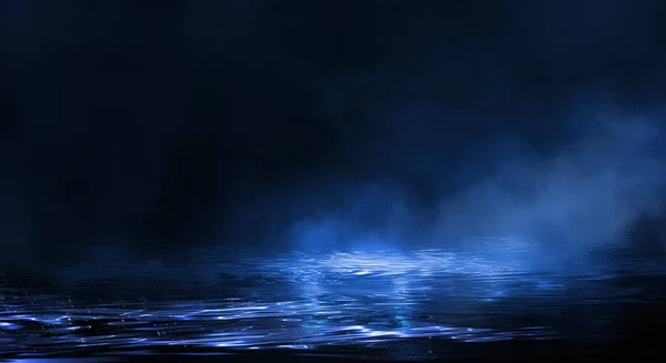 暗い通り 湿ったアスファルト 水たまり ネオン 水の中のネオンの光の反射 劇的な都市 スモッグ 影の夜景 夜の街のネオン — ストック写真
