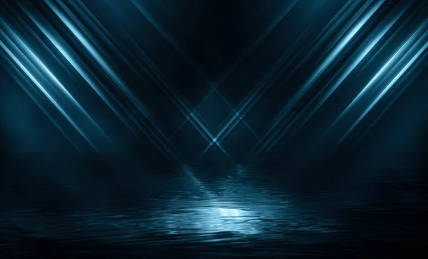 暗い通り 湿ったアスファルト 水の中の光線の反射 抽象ダークブルーの背景 スモッグ 空の暗い劇的なシーン ネオンライト スポットライト 液体だ 夜の川 — ストック写真