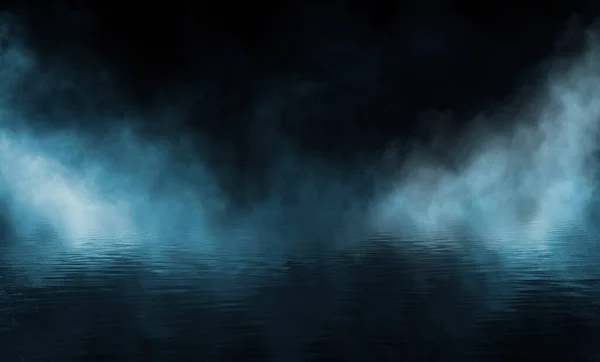 黑暗的街道 潮湿的沥青 光线在水中反射 深蓝色背景 空旷的黑暗的戏剧场景 霓虹灯 聚光灯 夜晚的河流 — 图库照片