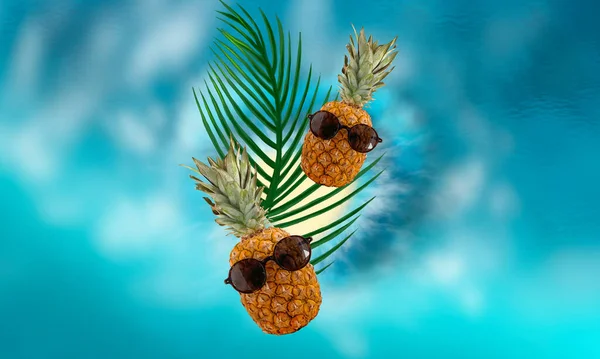 Sommer Abstrakten Maritimen Hintergrund Für Reisen Ananas Mit Gläsern Ein — Stockfoto