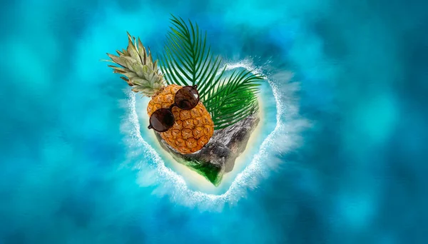 夏季旅行的海洋背景摘要 有眼镜的菠萝 有帽子的手提箱 还有棕榈枝 对水的反思 蓝色手提箱和夏季柳条帽 有眼镜的菠萝棕榈枝旅行的夏季背景 — 图库照片