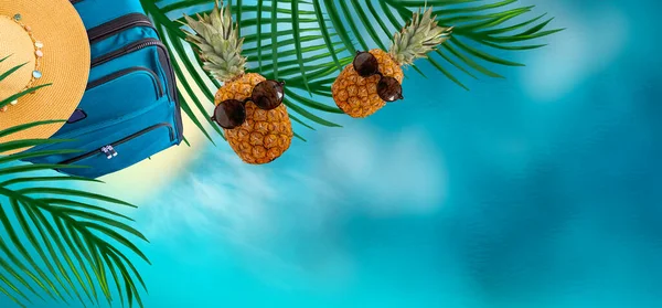 Sommer Abstrakten Maritimen Hintergrund Für Reisen Ananas Mit Gläsern Ein — Stockfoto