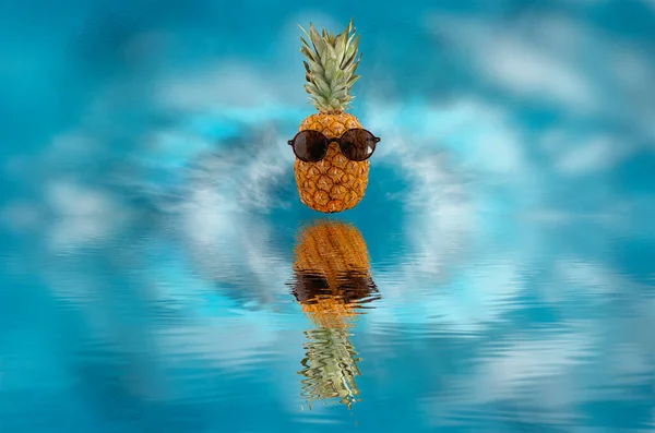 Ananas Okularach Gałęzie Palmowe Refleksja Nad Wodą Letnie Tło Podróży — Zdjęcie stockowe