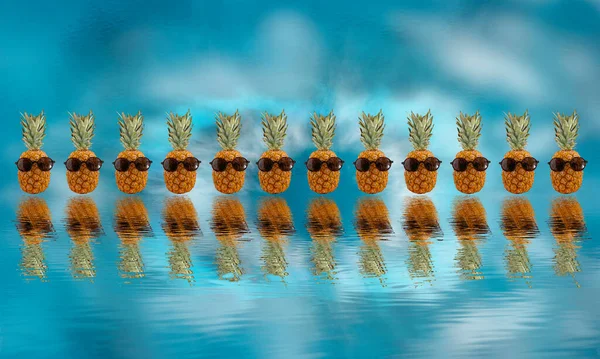 Ananas Brýlemi Palmové Větve Rozjímání Vodě Letní Zázemí Pro Cestování — Stock fotografie
