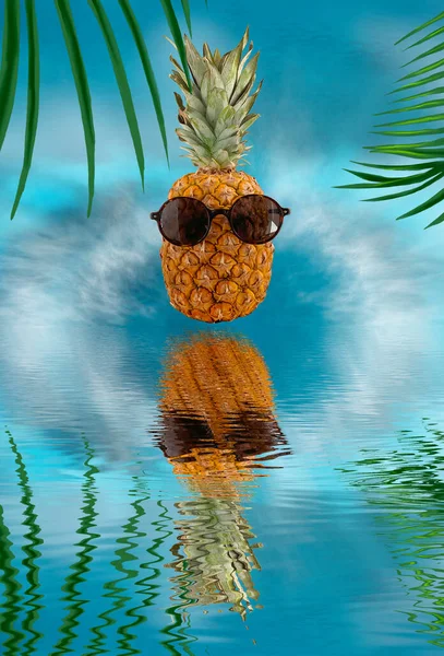 Ananas Mit Gläsern Palmzweige Spiegelung Auf Dem Wasser Sommerlicher Hintergrund — Stockfoto