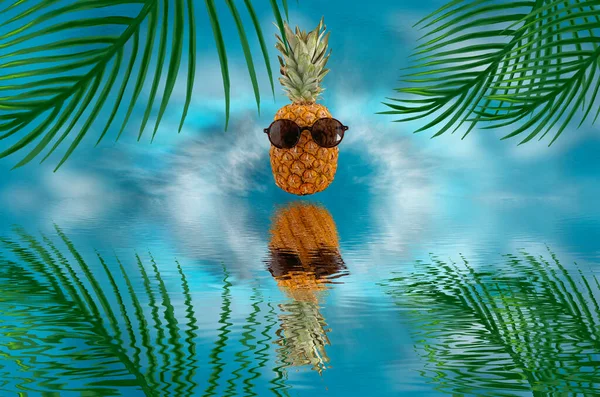 Ananas Mit Gläsern Palmzweige Spiegelung Auf Dem Wasser Sommerlicher Hintergrund — Stockfoto