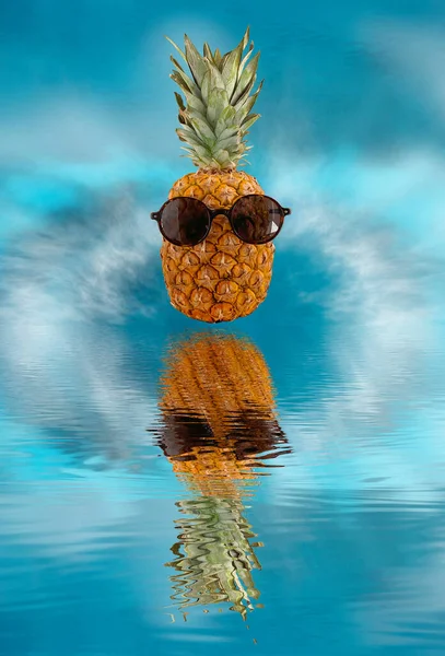 Ananas Mit Gläsern Palmzweige Spiegelung Auf Dem Wasser Sommerlicher Hintergrund — Stockfoto