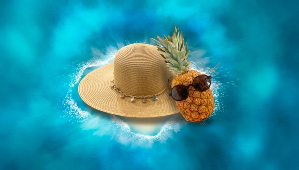 Sommer Korbmütze Fliegt Palmzweige Spiegelung Auf Dem Wasser Meerwasser Sommerlicher — Stockfoto