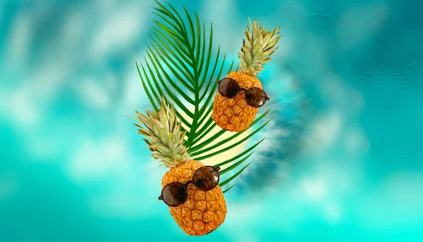 Zomer Abstracte Mariene Achtergrond Voor Reizen Ananas Met Glazen Een — Stockfoto