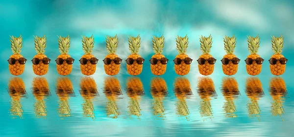 Yaz Mevsiminde Seyahat Için Soyut Deniz Geçmişi Gözlüklü Ananas Bavul — Stok fotoğraf