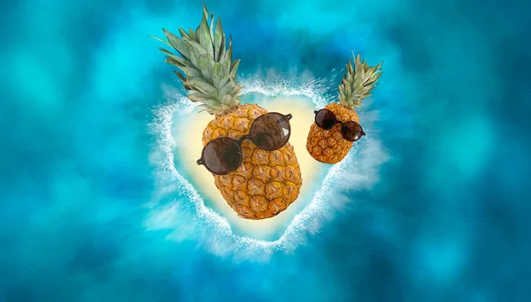 Sommer Abstrakten Maritimen Hintergrund Für Reisen Ananas Mit Brille Koffer — Stockfoto
