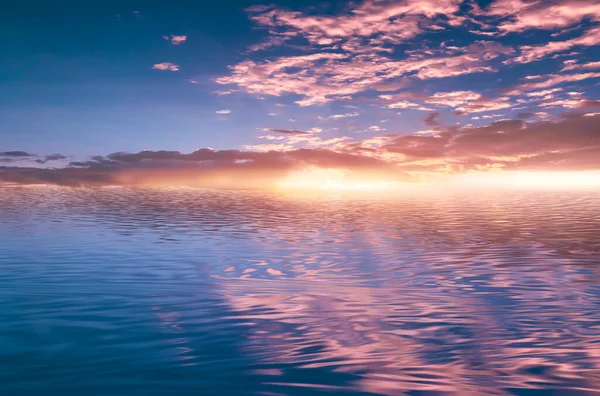 Θαλασσινό Ηλιοβασίλεμα Νέον Φως Σύννεφο Πάνω Από Νερό Αντανάκλαση Στο — Φωτογραφία Αρχείου