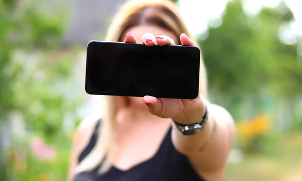 Chica Rubia Muestra Teléfono Sostiene Teléfono Sus Manos Manicura Roja — Foto de Stock