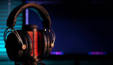 Mirkoponlu ve neon ışıklı kulaklıklı oyun kulaklıkları. Oyun aletleri, neon ışıklar. Oyun alanı.