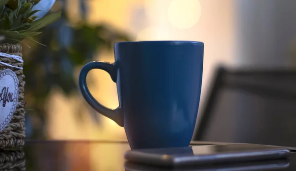 Wieczorna Kawa Niebieski Kubek Kawą Otwartą Książką Telefonem Komórkowym Wieczorne — Zdjęcie stockowe