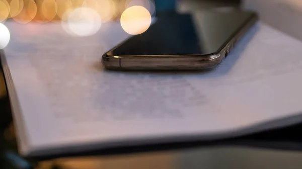 Abra Libro Teléfono Una Mesa Cristal Negro Fondo Borroso Boke — Foto de Stock