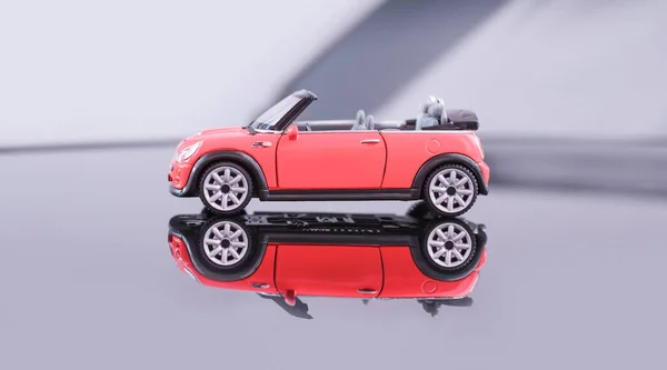 Kırmızı Üstü Açık Araba Arka Planda Aynalı Zemine Yansıyor — Stok fotoğraf