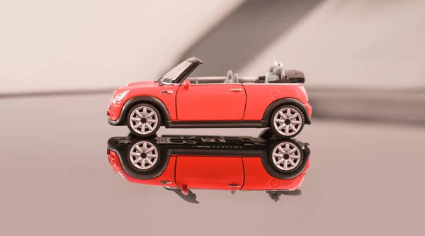 빨간색 컨버터블 자동차는 타는데 거울에 반사되어 바닥에 — 스톡 사진