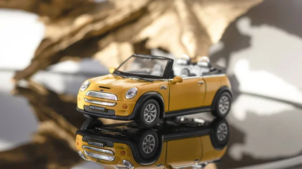 Modelo Convertible Amarillo Mini Cooper Sobre Fondo Gris Coche Juguete — Foto de Stock