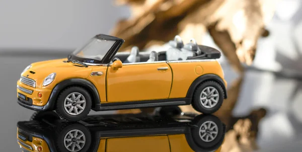 Cabrio Modell Gelber Mini Cooper Auf Grauem Hintergrund Auf Hellem — Stockfoto