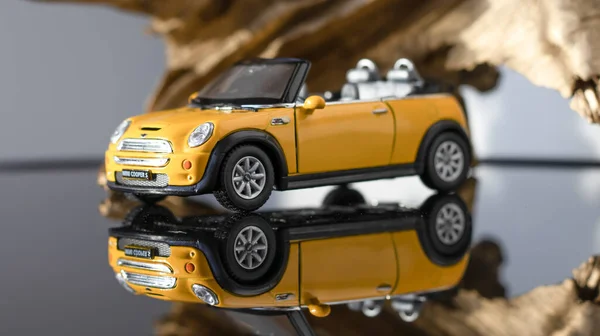 Modelo Conversível Amarelo Mini Cooper Fundo Cinza Carro Brinquedo Amarelo — Fotografia de Stock