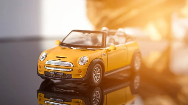 Modelo Conversível Amarelo Mini Cooper Fundo Cinza Carro Brinquedo Amarelo — Fotografia de Stock