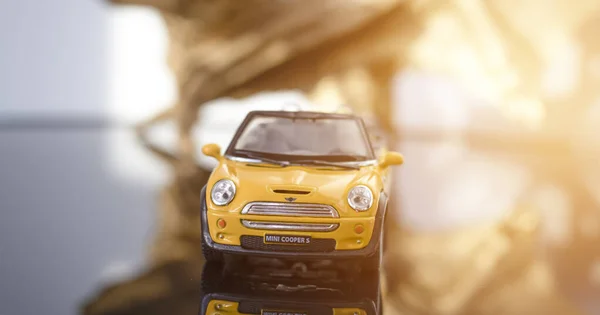 Modelo Convertible Amarillo Mini Cooper Sobre Fondo Gris Coche Juguete — Foto de Stock
