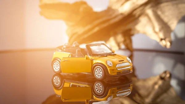 Converteerbaar Model Geel Mini Cooper Een Grijze Achtergrond Een Gele — Stockfoto