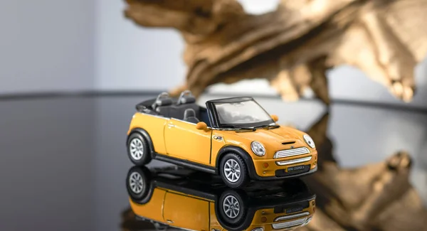 Üstü Açık Sarı Renkli Gri Arka Planda Mini Cooper Sarı — Stok fotoğraf