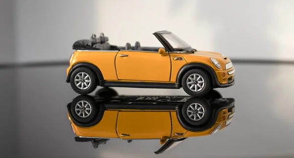 Modelo Conversível Amarelo Mini Cooper Fundo Cinza Carro Brinquedo Amarelo — Fotografia de Stock
