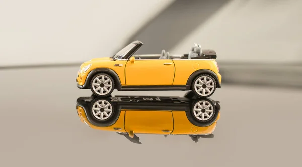 Modelo Convertible Amarillo Mini Cooper Sobre Fondo Gris Coche Juguete — Foto de Stock