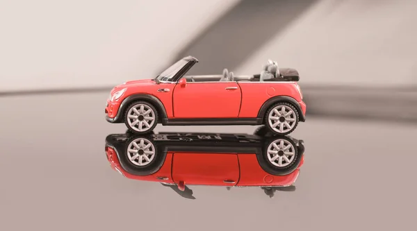 Cabrio Modell Gelber Mini Cooper Auf Grauem Hintergrund Auf Hellem — Stockfoto