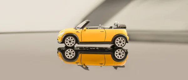 Üstü Açık Sarı Renkli Gri Arka Planda Mini Cooper Sarı — Stok fotoğraf