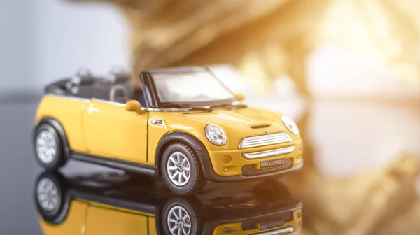 Modelo Conversível Amarelo Mini Cooper Fundo Cinza Carro Brinquedo Amarelo — Fotografia de Stock