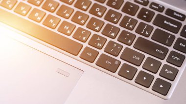 Laptop klavye yakın plan. Güneş ışığı. Gri dizüstü bilgisayar, arka plan klavye.