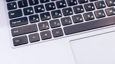 Laptop klavye yakın plan. Güneş ışığı. Gri dizüstü bilgisayar, arka plan klavye.