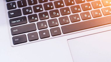 Laptop klavye yakın plan. Güneş ışığı. Gri dizüstü bilgisayar, arka plan klavye.