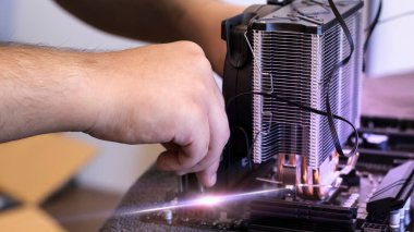 Bilgisayar ana kartı, küçük parçalar, bilgisayar montajı ve onarımı için bileşenler. Teknik arka plan, neon ışık. Yakın plan..