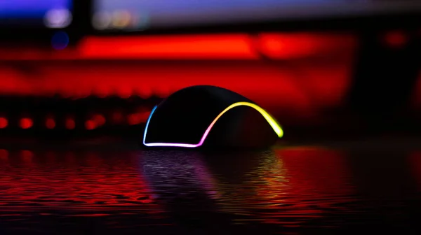 조명을 컴퓨터 마우스 하얗고 광택이 테이블 어두운 라이트 다이오드 라이트 — 스톡 사진
