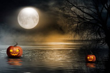 Karanlık, kasvetli arka plan, parlayan gözlü balkabağı, suya yansıyor. Kutlama için arka plan, mesaj için yer. 3d illüstrasyon.