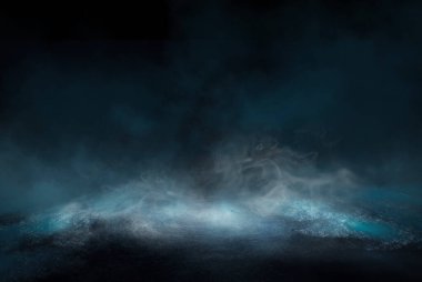 Dramatik karanlık arka plan. Suyun üzerindeki ışığın yansıması. Duman sisi, ışınlar, ay. Boş gece sahnesi, manzara, nehir, bulutlar.. 