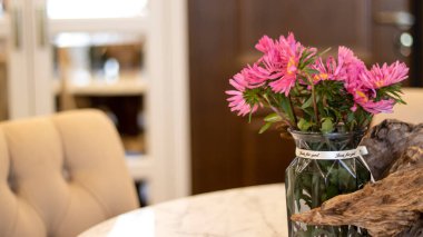 Aynalı beyaz gardırop, sallanan kapılar, bronz saplar, yakın çekim. Neoklasik mobilyalar. Klasik oturma odası..