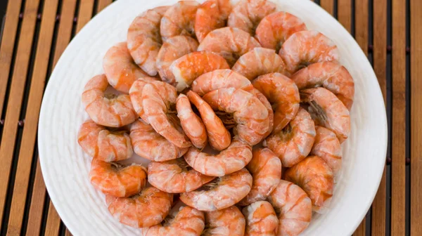 Langostinos Tigre Sobre Gran Plato Blanco Fondo Borroso Mariscos — Foto de Stock