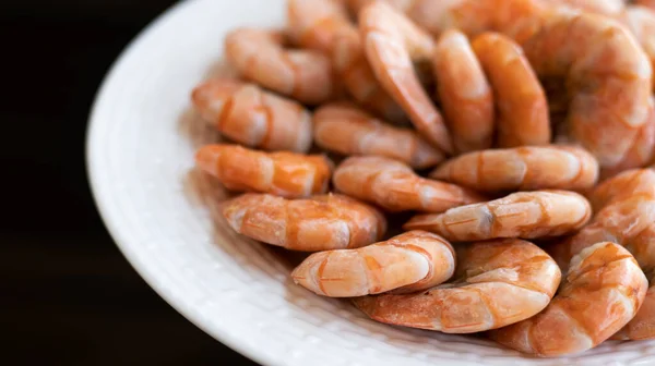 Tigergarnelen Auf Einem Großen Weißen Teller Verschwommener Hintergrund Meeresfrüchte — Stockfoto